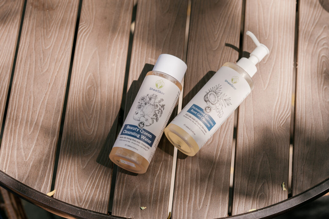 Bộ Double Cleansing SheeSkin gồm Nước Tẩy Trang Thảo Mộc Vương Phi và Gel Rửa Mặt Rễ Nghệ Lên Men